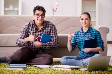 Üniversite sınavlarına hazırlanan öğrenciler