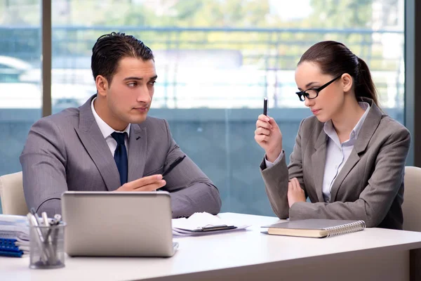 Empresarios discutiendo en la oficina — Foto de Stock