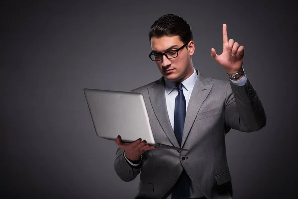 Hombre de negocios guapo trabajando en el ordenador portátil — Foto de Stock