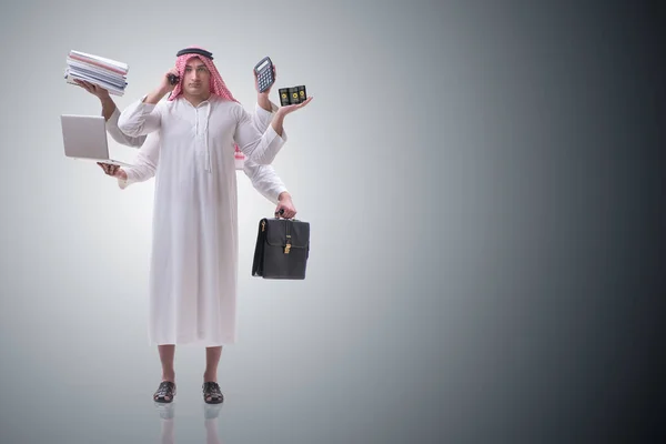 Homme d'affaires arabe dans le concept multitâche — Photo