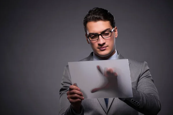 Gutaussehender Geschäftsmann arbeitet an Tablet-Computer — Stockfoto