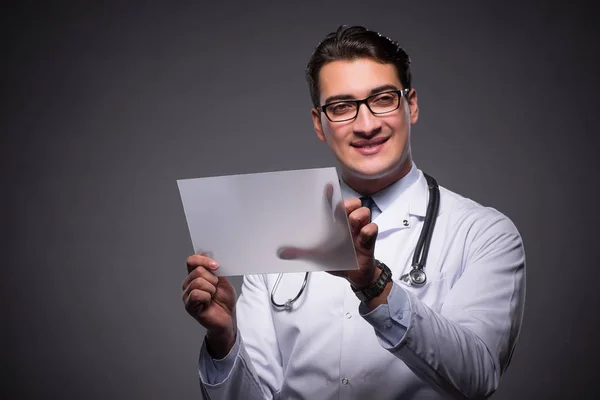 Junge Ärztin arbeitet an Tablet-Computer — Stockfoto