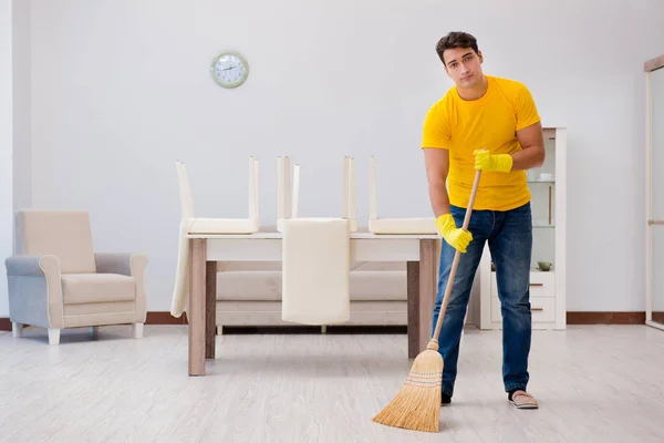 Homem marido limpando a casa ajudando sua esposa — Fotografia de Stock