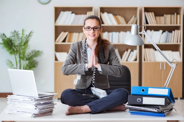 İş kadını ofiste meditasyon yapıyor. — Stok fotoğraf