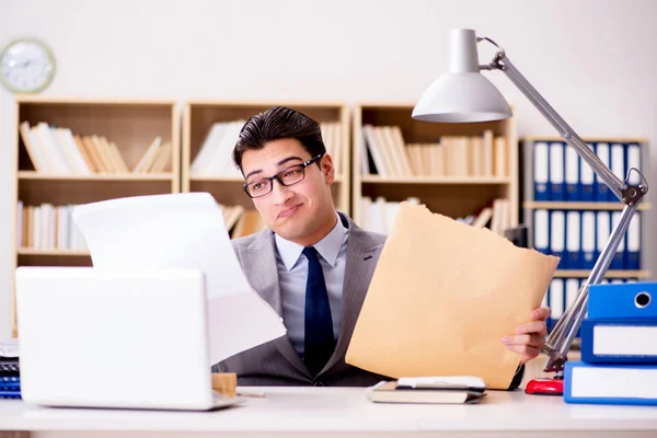 Empresário recebendo envelope carta no escritório — Fotografia de Stock