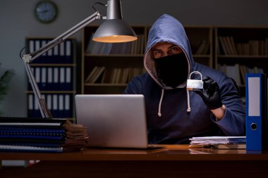 Hacker ev bilgisayarından kişisel verileri çalıyor