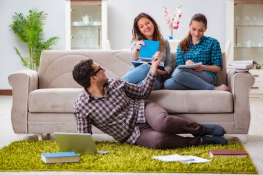 Üniversite sınavlarına hazırlanan öğrenciler