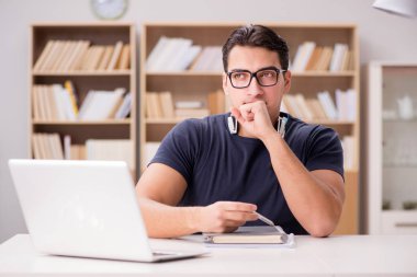 Genç serbest bilgisayar üzerinde çalışıyordu.