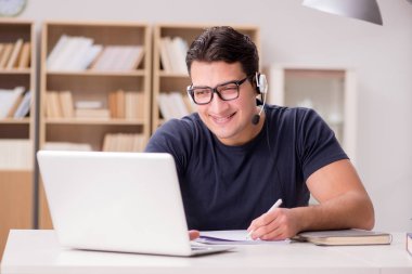 Genç serbest bilgisayar üzerinde çalışıyordu.