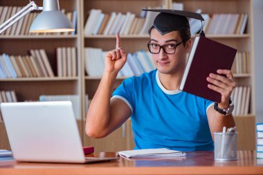 Üniversiteden mezun olan genç adam.