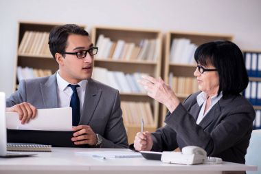 İş çifti ofiste tartışıyor.