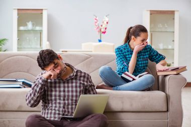 Üniversite sınavlarına hazırlanan öğrenciler