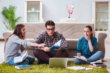 Üniversite sınavlarına hazırlanan öğrenciler