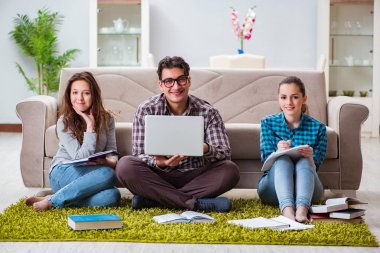 Üniversite sınavlarına hazırlanan öğrenciler