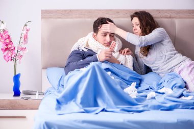 Evde hasta kocayla ilgilenen bir eş.