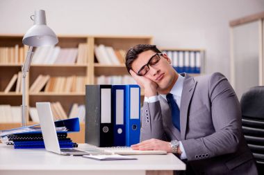 Ofiste çalışan uykulu işadamı