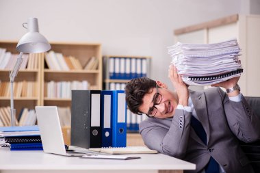 İşadamı kağıt yığınlarıyla boğuşuyor