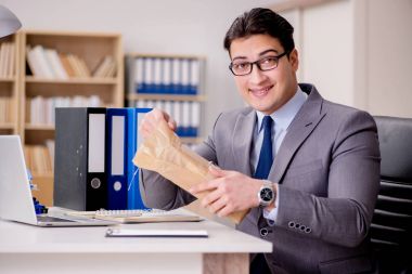 İşadamı görevinde paket alıyor