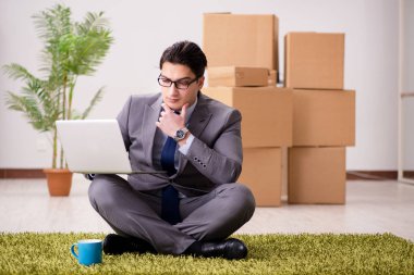 Ofiste halının üzerinde oturan bir iş adamı.