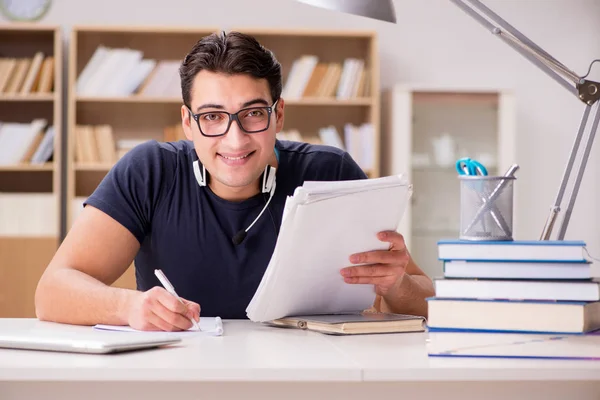 Gelukkig mannelijk student voorbereiding voor zijn examens — Stockfoto