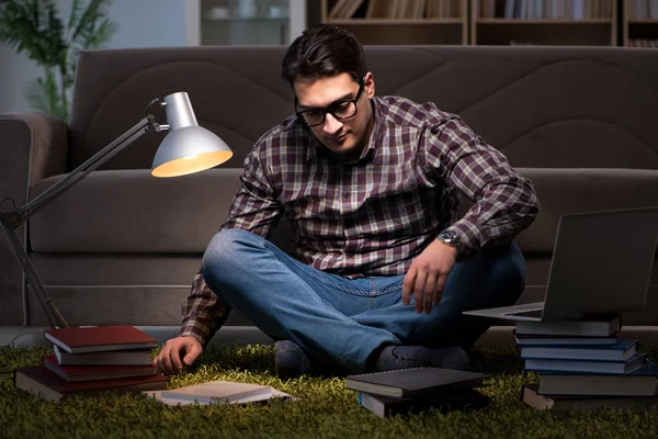 Estudiante leyendo libros preparándose para los exámenes — Foto de Stock