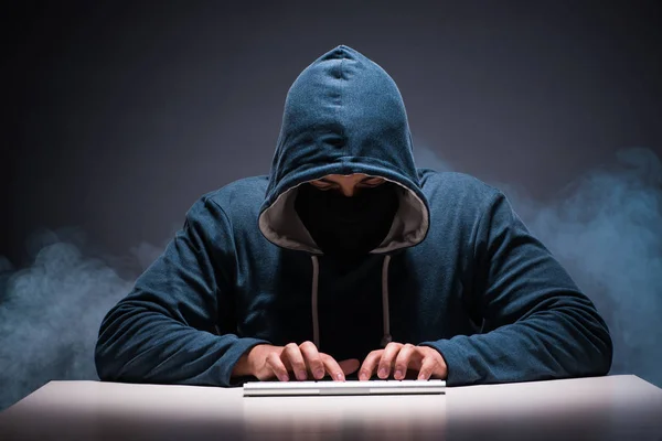 Számítógép hacker dolgozik sötét szobában — Stock Fotó