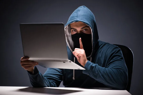 Hacker de computador trabalhando no quarto escuro — Fotografia de Stock