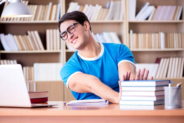 Jovem estudante se preparando para os exames escolares — Fotografia de Stock