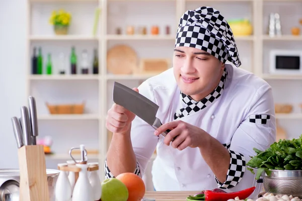 Jovem cozinheiro do sexo masculino trabalhando na cozinha — Fotografia de Stock