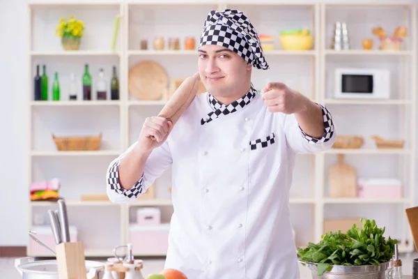 Cocinero joven trabajando en la cocina —  Fotos de Stock