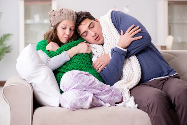 Istri dan suami yang sakit di rumah — Stok Foto