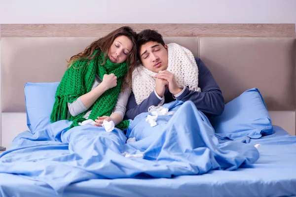 Malato moglie e marito a letto in casa — Foto Stock