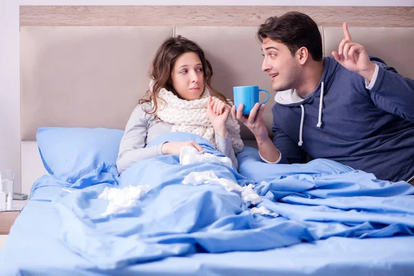 Ehefrau pflegt kranken Ehemann zu Hause im Bett — Stockfoto