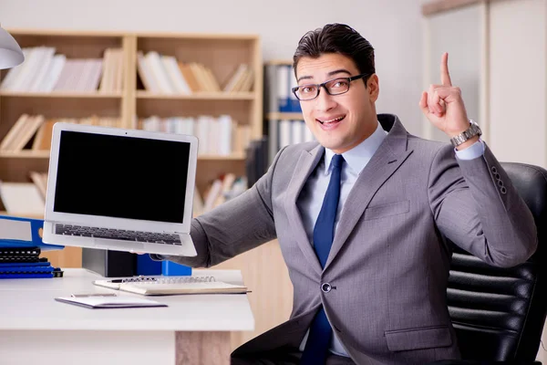 Homme d'affaires travaillant dans le bureau — Photo