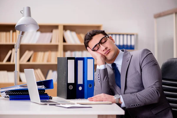 Homem de negócios sonolento trabalhando no escritório — Fotografia de Stock