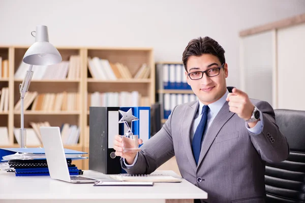 Geschäftsmann erhält Auszeichnung im Büro — Stockfoto