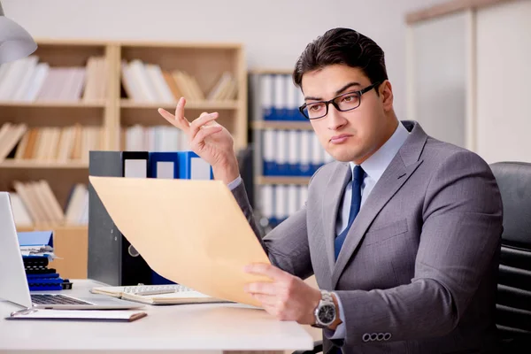 Affärsman får brev kuvert i ämbetet — Stockfoto