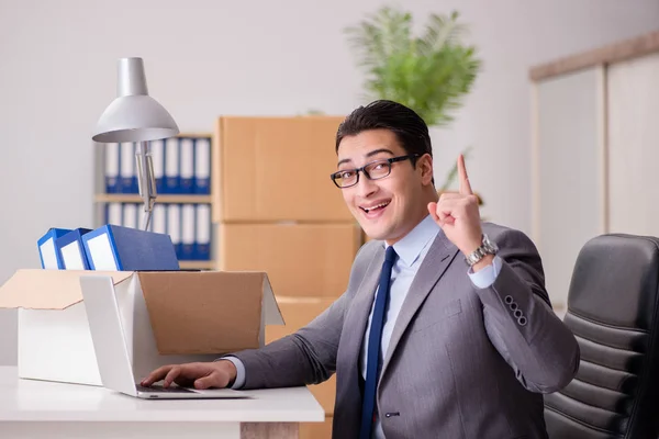 Fiatal jóképű üzletember költözik irodák — Stock Fotó