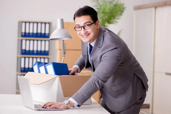 Empresario trasladando oficinas después de la promoción — Foto de Stock