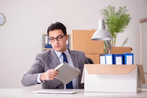 Jeune homme d'affaires beau déménageant bureaux — Photo