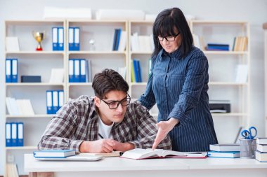 Bireysel ders sırasında genç öğrenci