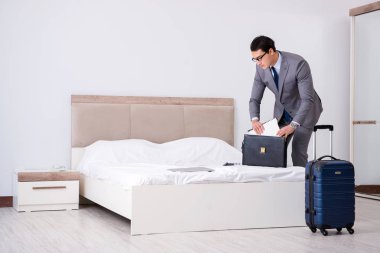 Otel odasında çalışan bir iş adamı.