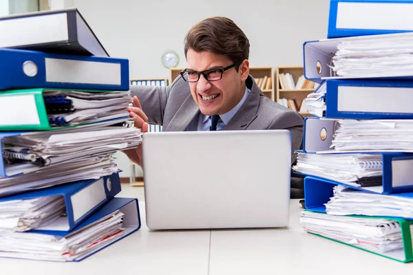 Empresário ocupado sob estresse devido ao excesso de trabalho — Fotografia de Stock