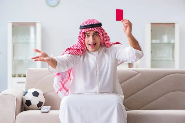 Árabe hombre viendo deporte fútbol en tv —  Fotos de Stock