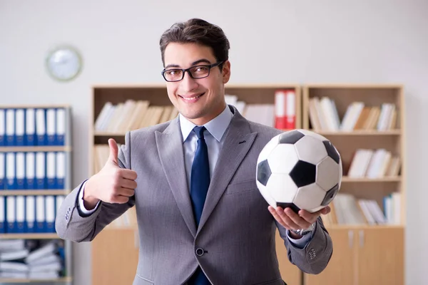 Empresario con balón de fútbol en la oficina —  Fotos de Stock