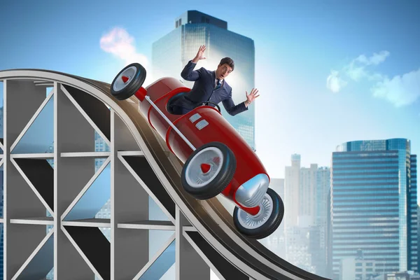 Biznesmen jazdy samochód sportowy na roller coaster — Zdjęcie stockowe