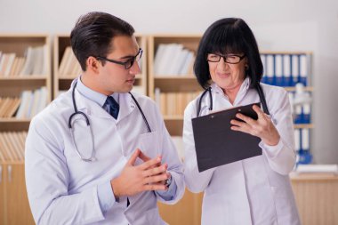 Laboratuvarda çalışan iki doktor.