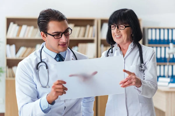 Zwei Ärzte arbeiten im Labor — Stockfoto