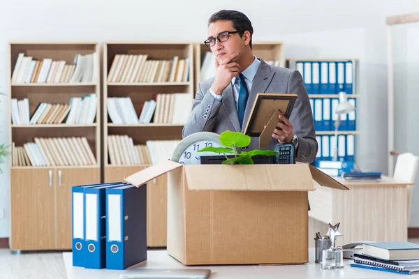 Hombre moviendo oficina con caja y sus pertenencias —  Fotos de Stock