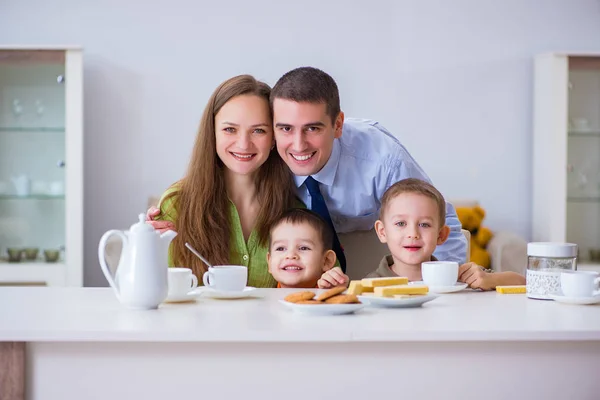 Boldog család együtt reggelizik otthon. — Stock Fotó